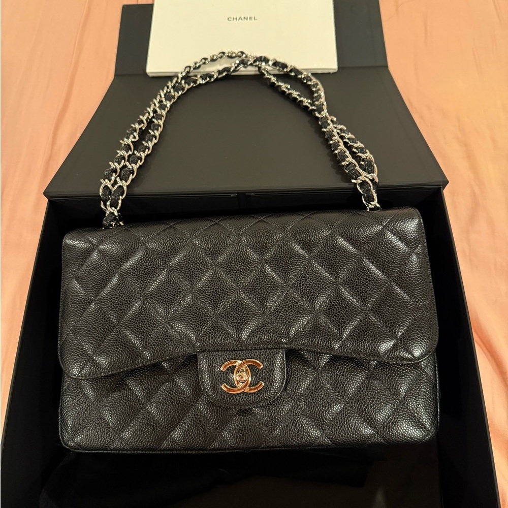 Chanel jumbo caviar leather double flap Black
Quilted Bag pristine
